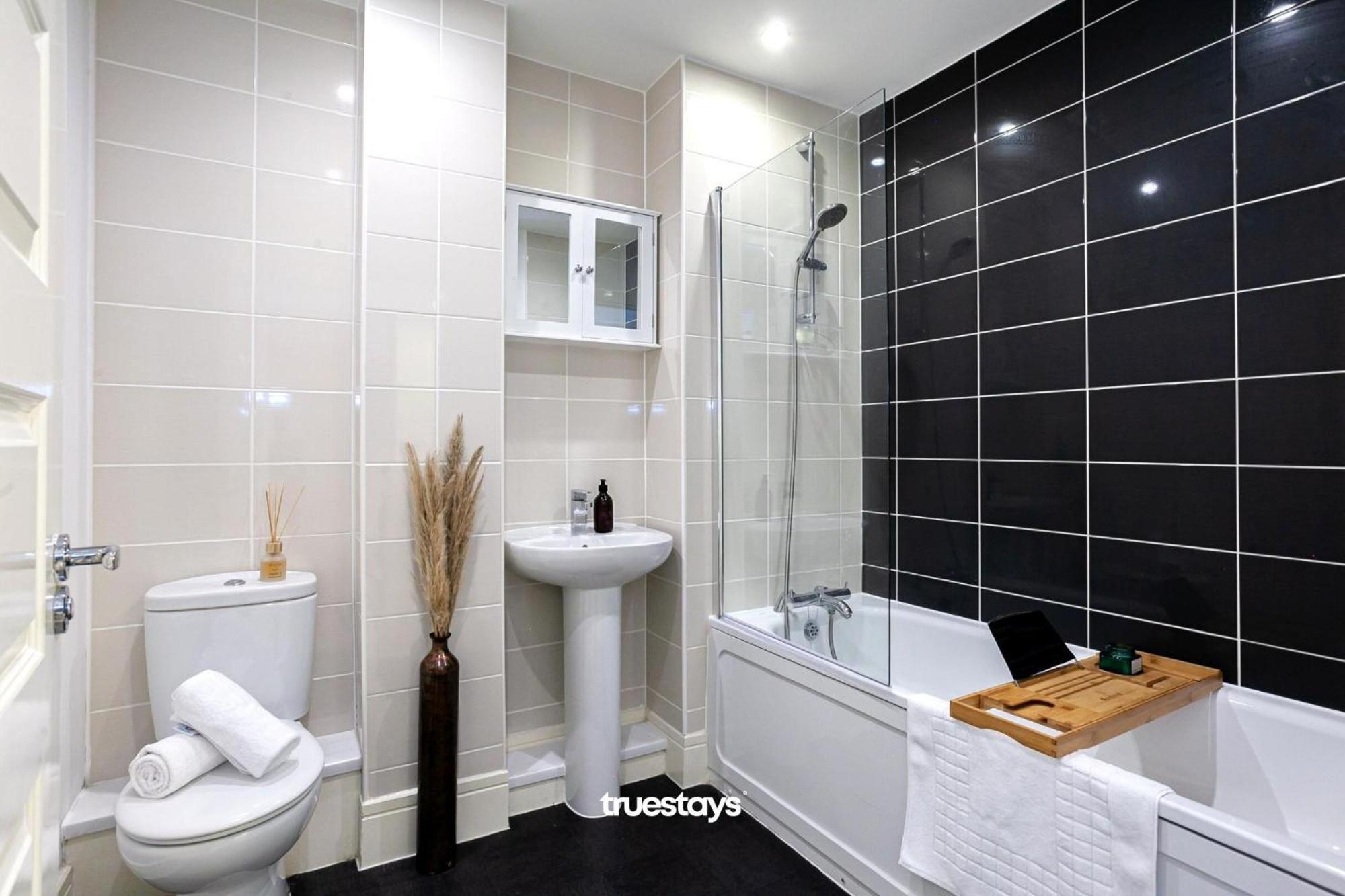 Ambassador House By Truestays - Luxury 4 Bedroom House In Stoke-On-Trent Etruria Kültér fotó
