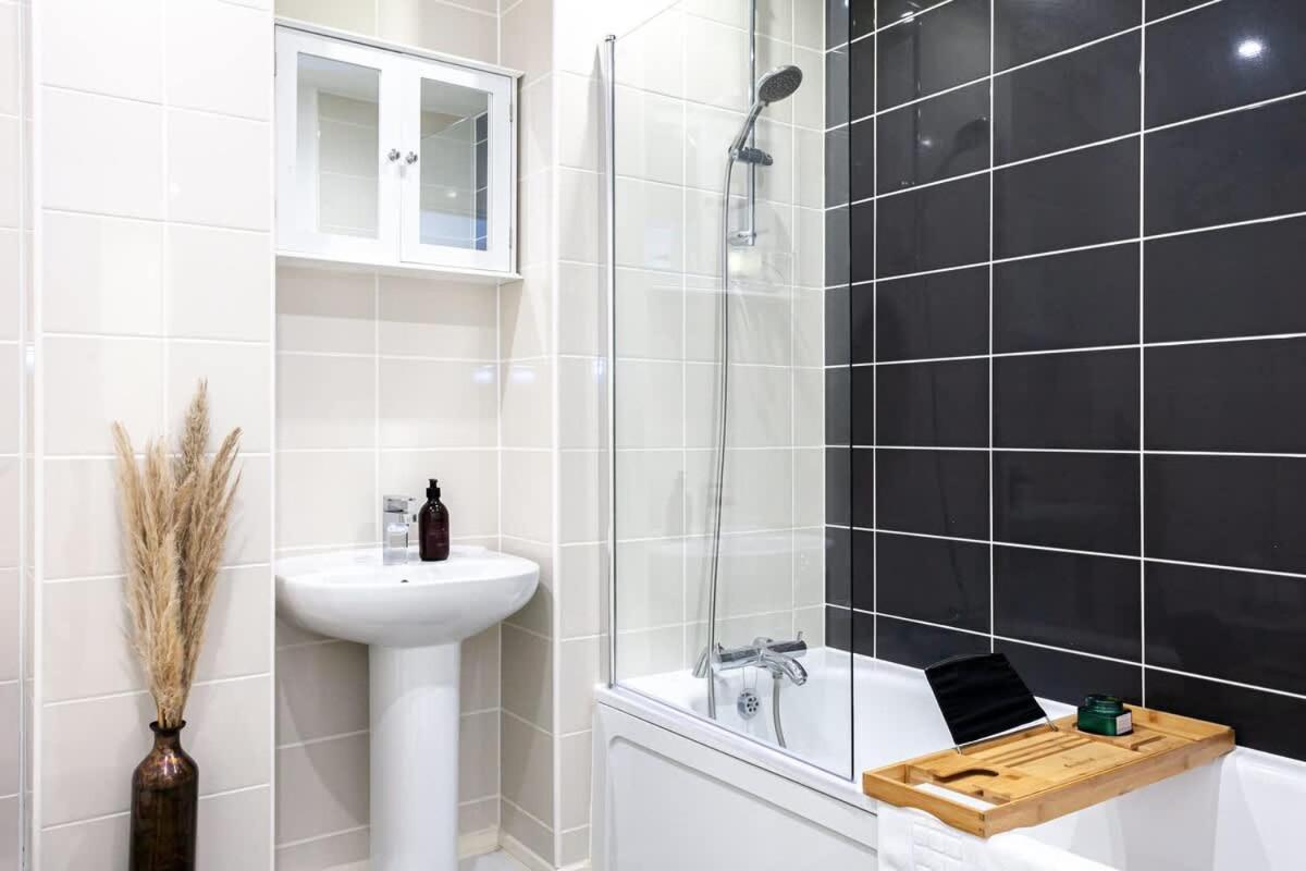 Ambassador House By Truestays - Luxury 4 Bedroom House In Stoke-On-Trent Etruria Kültér fotó